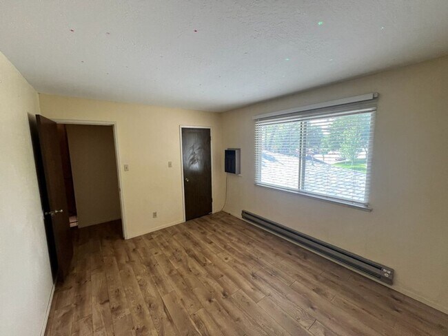 Building Photo - Two Bedroom Townhome near Sparks Marina