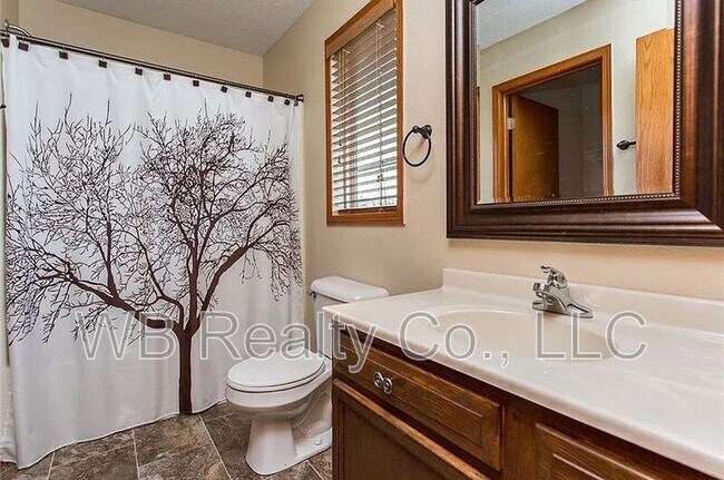 Building Photo - 710 SE Murphy Dr