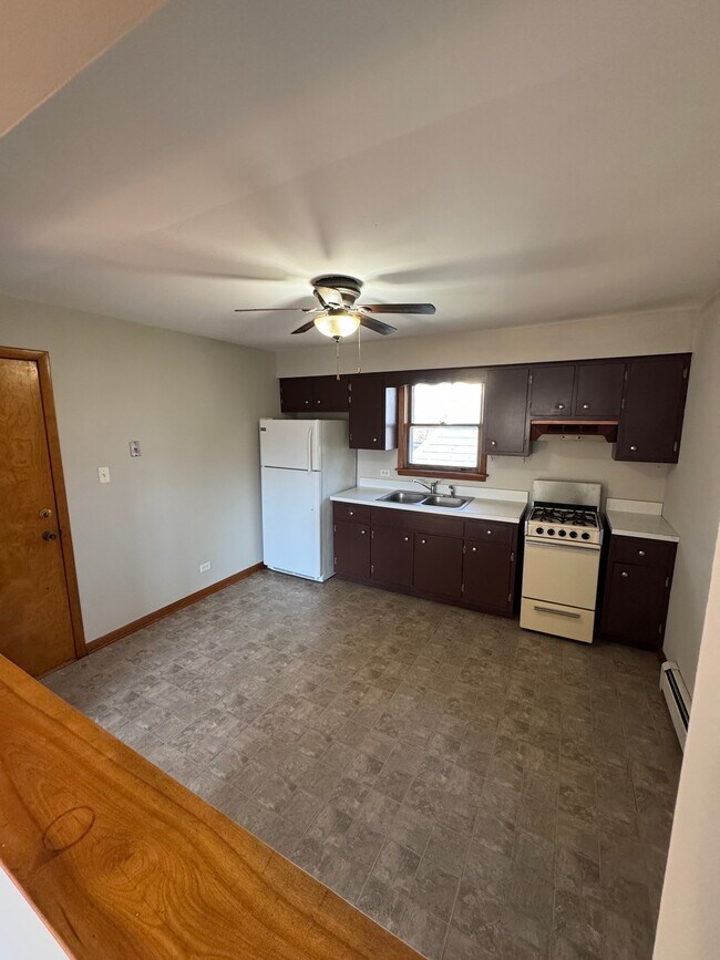 Building Photo - 544 S Water St