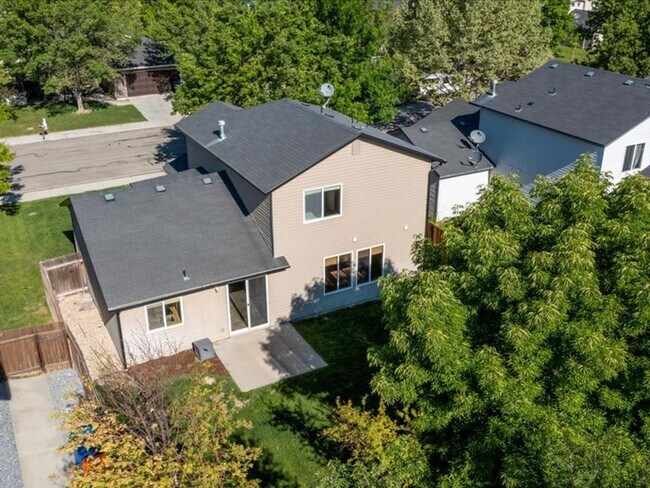 Building Photo - 3 Bedroom 2.5 Bathroom Home in Southwest B...