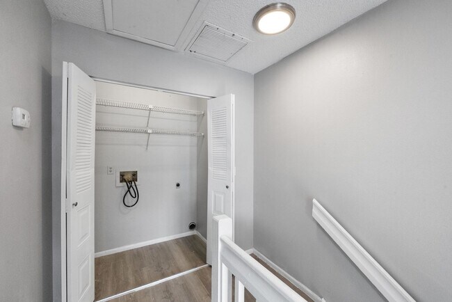 Building Photo - ***CUTE! Largo Townhome NOW *** 2 Bed. 1&1...