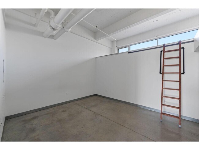 Building Photo - 700 N Washington Ave