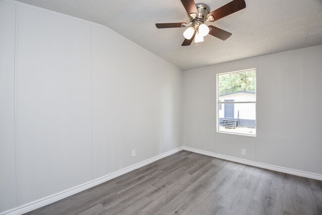 Building Photo - Be part of this cozy community at Roy Harris Loop