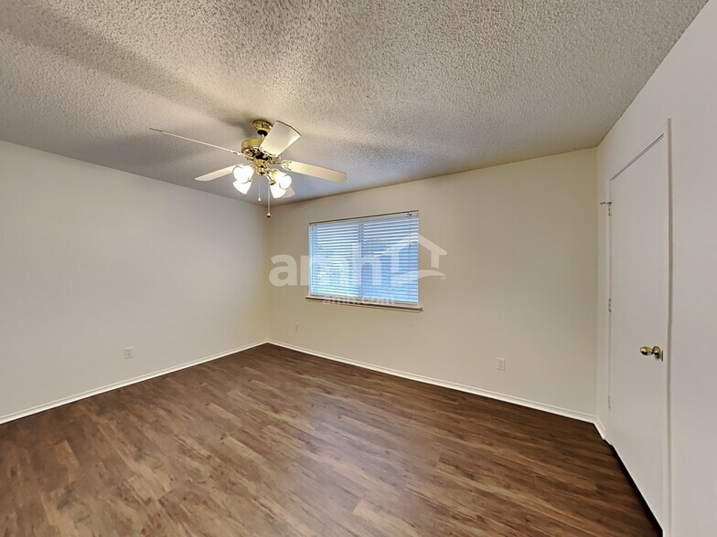 Building Photo - 8551 Western Meadows Dr