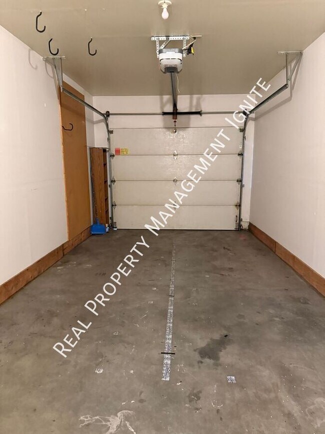 Building Photo - 1115 NE Hidden Valley Dr