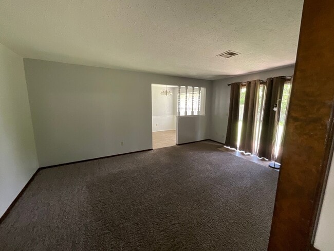 Building Photo - Nice 3bed, 1 1/2 bath. 2 car garage