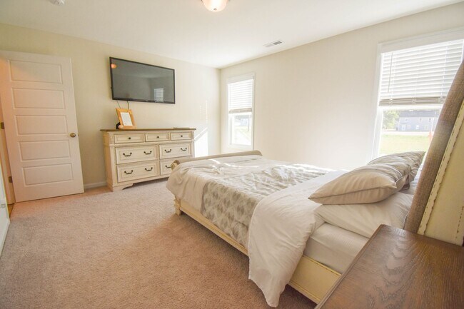 Building Photo - 3 Bedroom 2.5 Bathroom- Built in 2024!