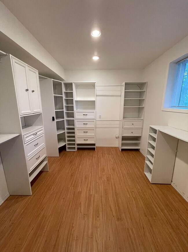 Building Photo - Gorgeous 4 Bedroom Home In Desirable West Beach Area!