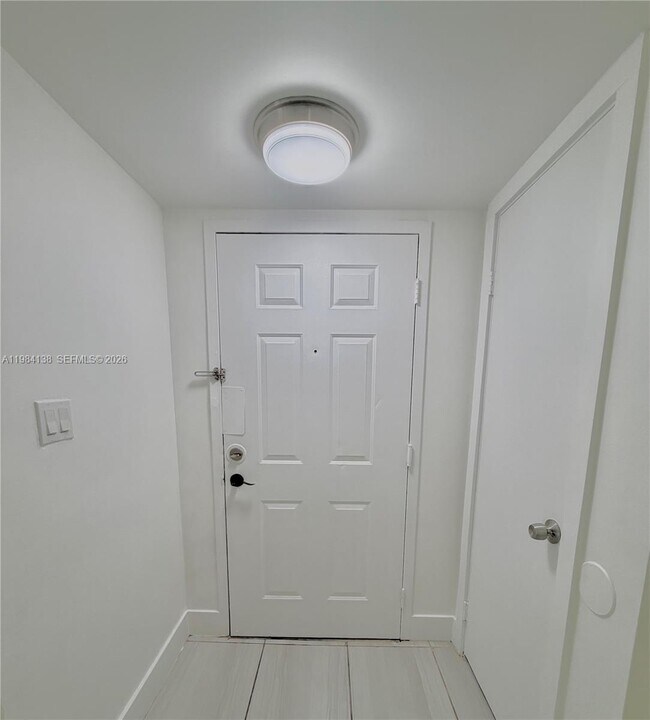 Building Photo - 650 S Park Rd