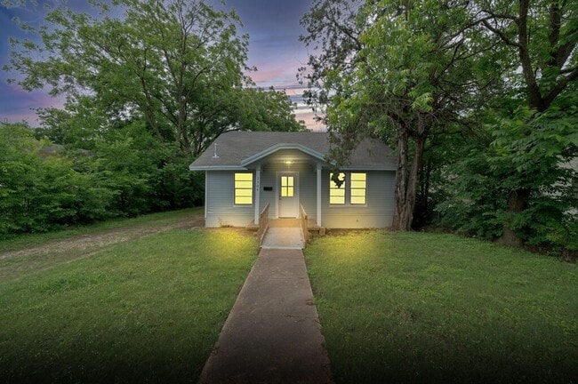 Building Photo - Newly remodeled 3 bedroom/2 baths coming s...