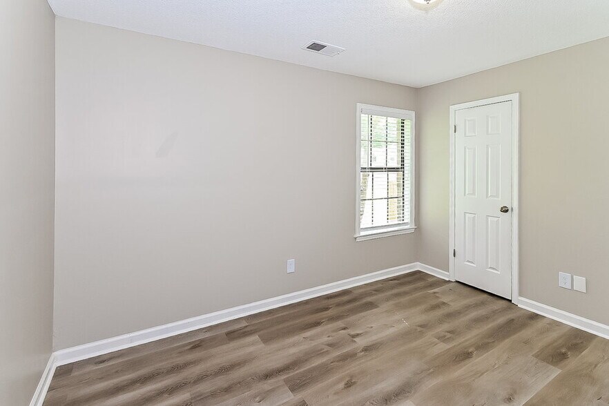 Building Photo - 7135 Blue Grass Rd