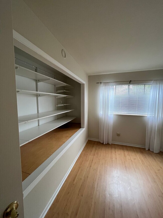 Building Photo - *Holiday Move In Special, $500 Off First Month's Rent! Large 4 bedroom/ 2.5 Bathroom Home for Ren...