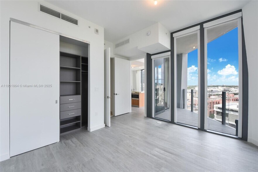 Building Photo - 2831 S Bayshore Dr