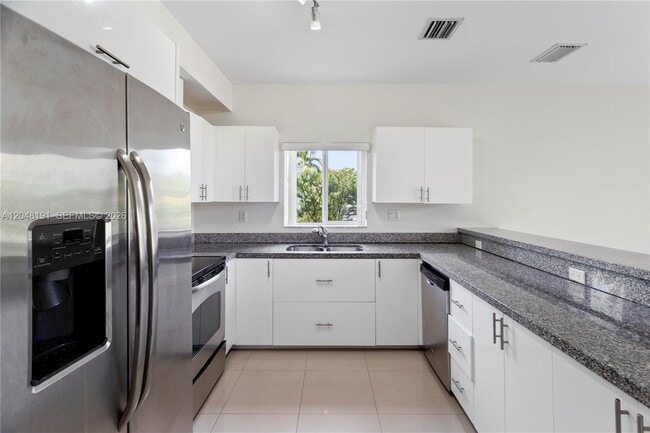 Building Photo - 2782 SW 33rd Ave