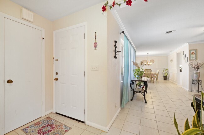 Building Photo - Flamingo Estates - single family home, close to Downtown and pet friendly!