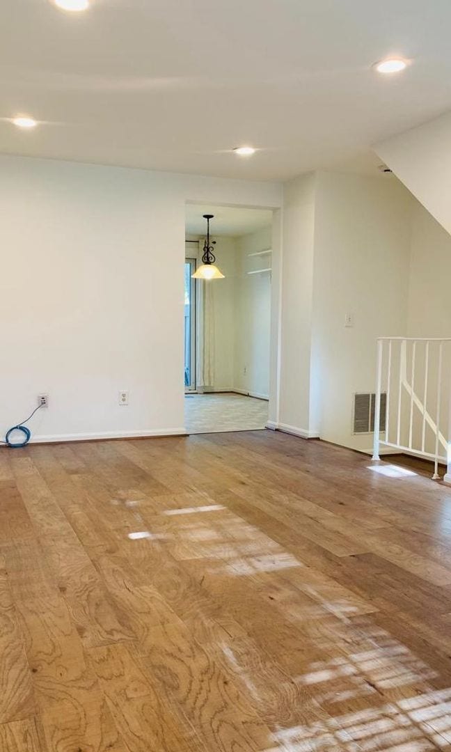 Building Photo - Gorgeous 2BR 2BA 3 level town home fully updated and located in Essex Place