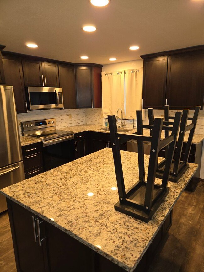 Building Photo - Beautiful Hermiston Home offers a perfect balance of comfort and convenience