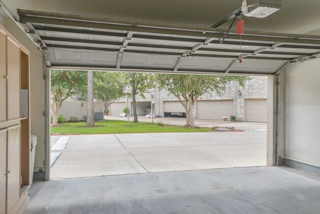 Building Photo - 3126 Holly Hall St