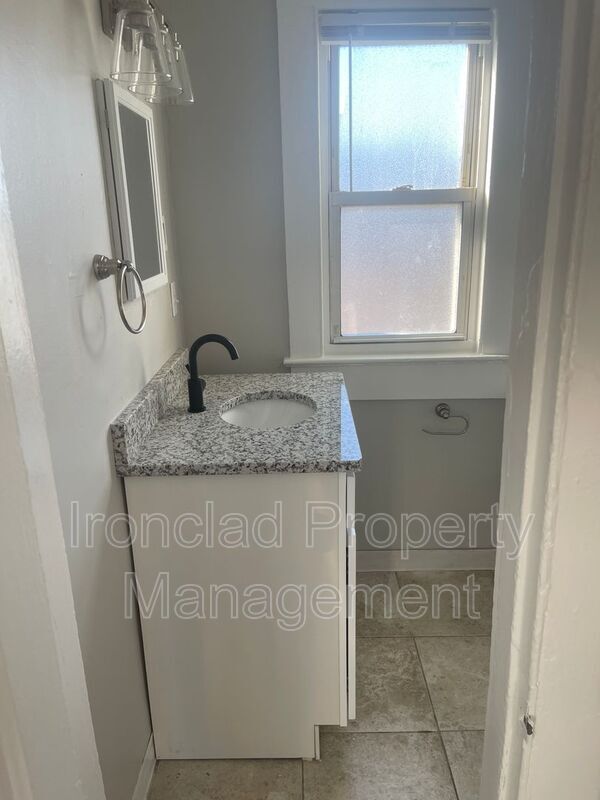 Building Photo - 27 Botsford St