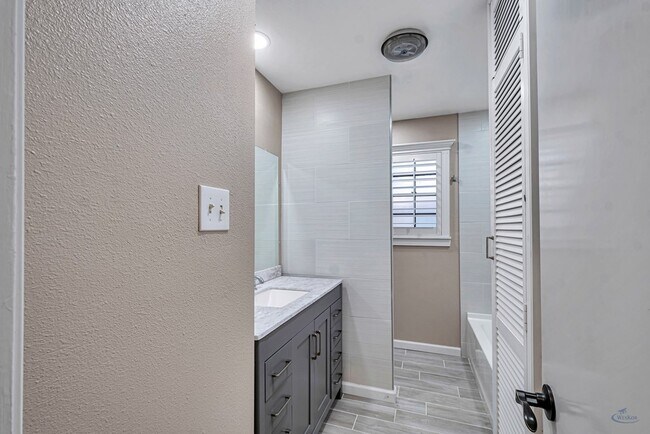 Building Photo - 1800 W 23rd St