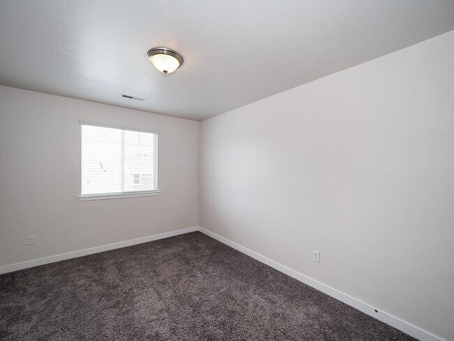 Building Photo - Draper Hillside Townhome