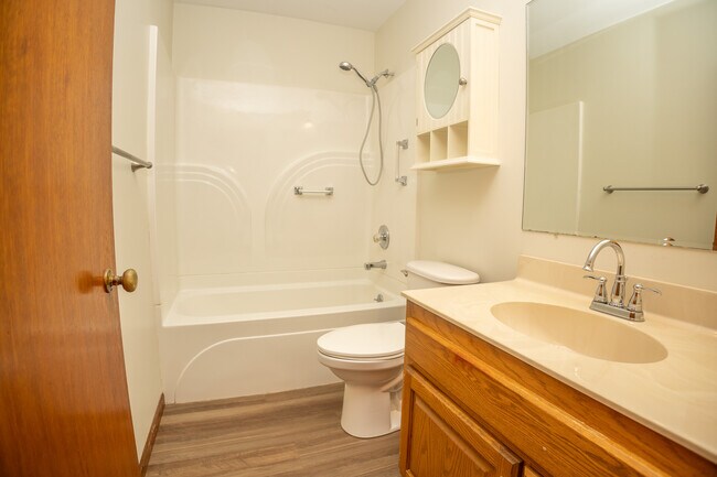 Building Photo - 2401 Willow Dr