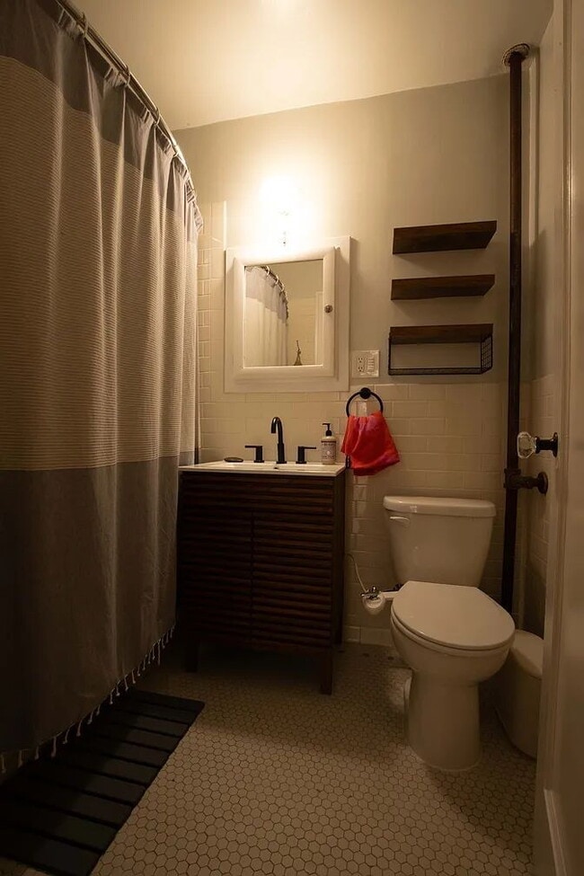 Building Photo - "Charming 1-Bedroom Retreat in the Heart of Seattle's Bustling Capitol Hill!"