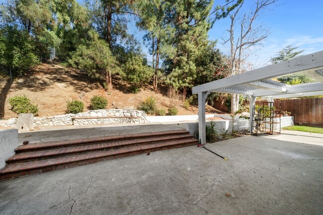 Building Photo - Charming Agoura Hills Home with Ample Outd...