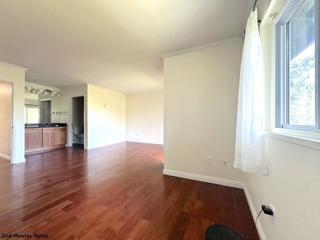Building Photo - Spacious 3-Bedroom Condo for Rent in UTC –...