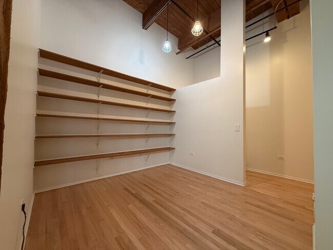 Building Photo - 1500 W Monroe St