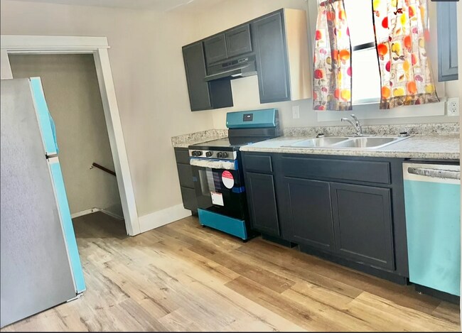 Building Photo - Updated and Spacious!