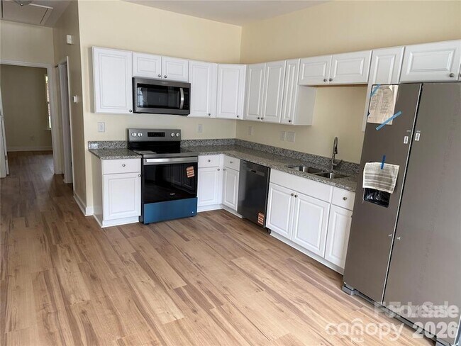 Building Photo - 7045 Somerset Springs Dr