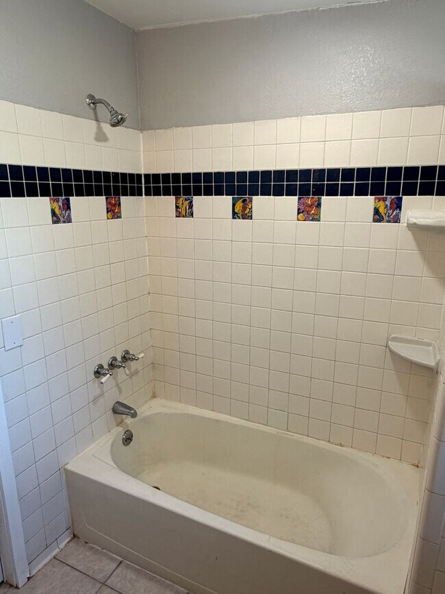 Building Photo - Fully Renovated and STUNNING 3 bedroom/1 bathroom home in Tampa!