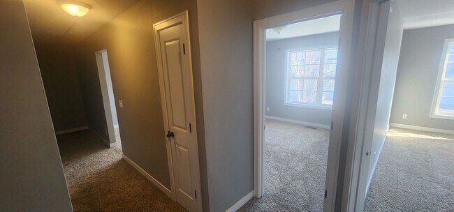 Building Photo - Beautiful 3 Bed Town Home for Rent