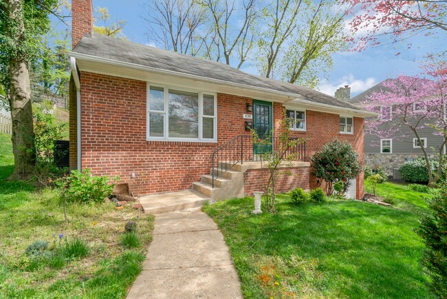 Building Photo - 3 BD 3 BA Mid-century Ranch in Arlington