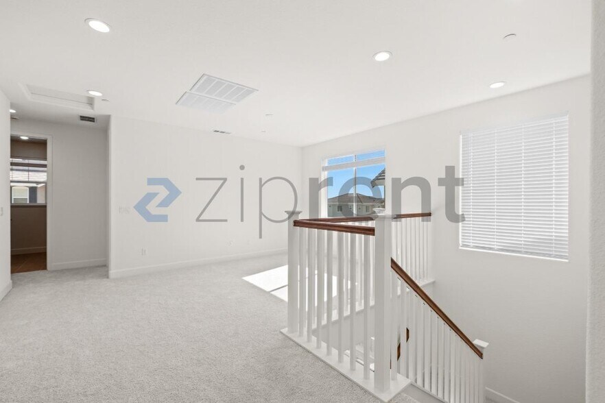 Building Photo - Unit