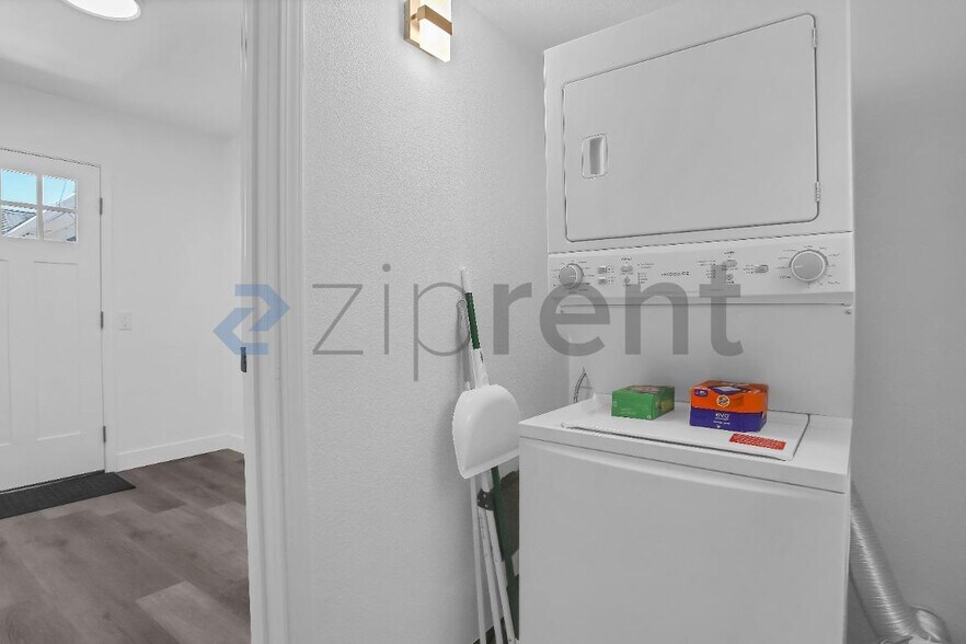 Building Photo - Unit