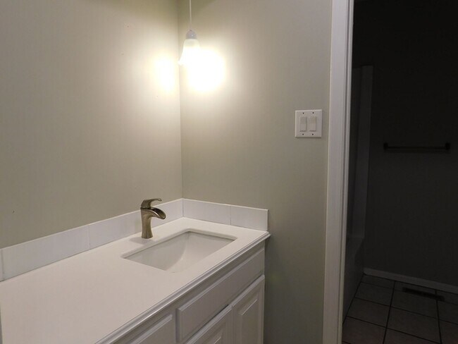 Building Photo - Spacious 2 Bed 2 Bathroom Duplex