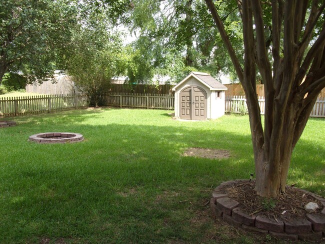 Building Photo - Spacious 3 Bedroom 2 Bath Home in Mabry Park