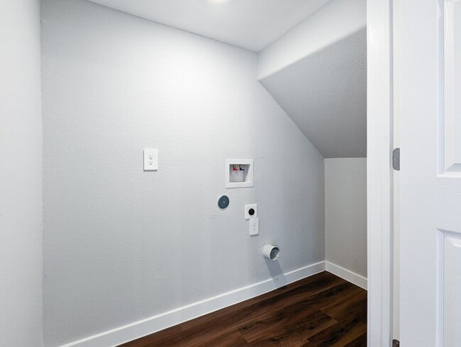 Building Photo - 6811 Glass St