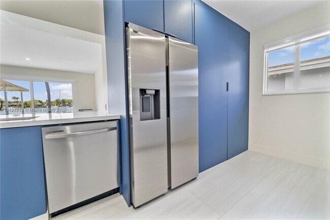 Building Photo - 5020 SW 92nd Ave