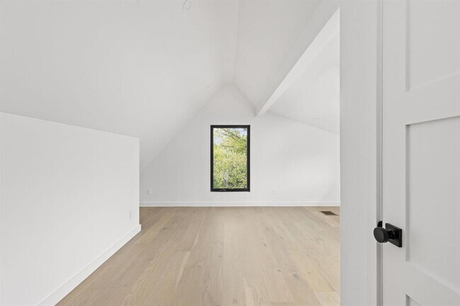 Building Photo - 912 1/2 E 50th St
