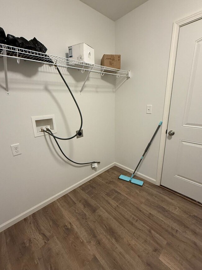 Building Photo - NEWLY REDESIGNED 4BR Basement home!!!!