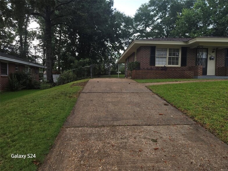 Building Photo - 3845 Bienville Rd