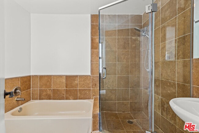 Building Photo - 2619 Rinconia Dr