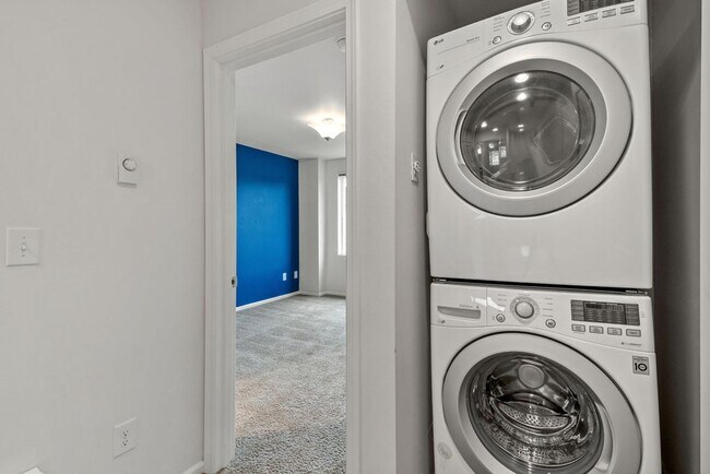 Building Photo - Spaciously Modern Tri Level Townhome for Rent in North Everett