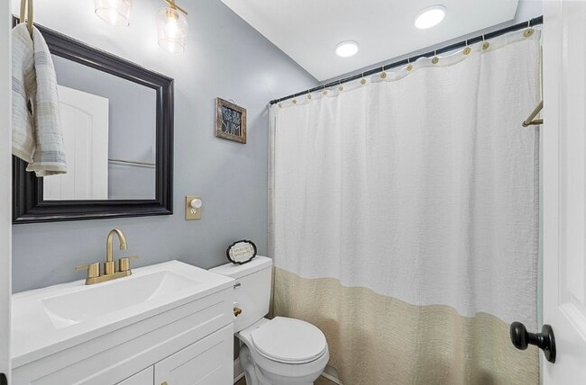 Building Photo - 206 Azalea Dr