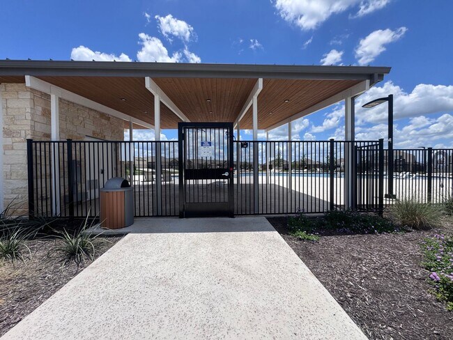 Building Photo - 4bd 2.5 ba in New Braunfels