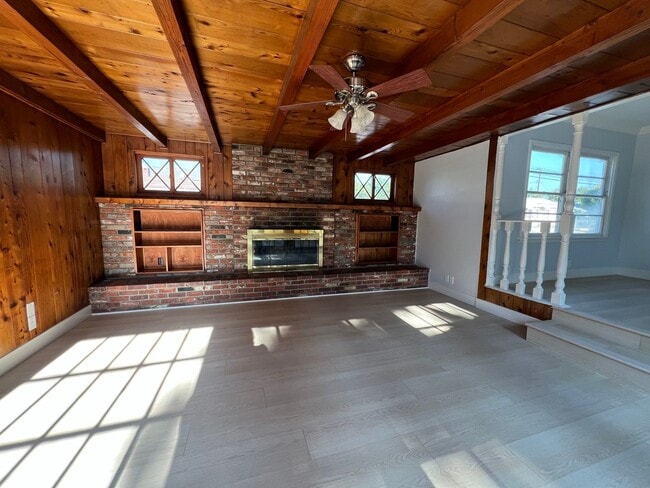 Building Photo - Burbank 3 bedroom 2 bathroom house for ren...