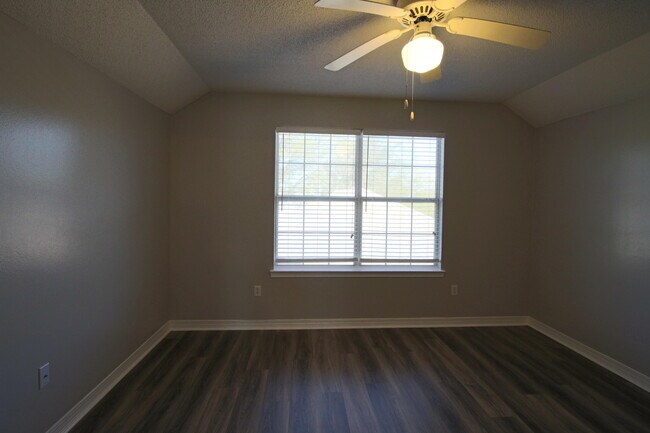 Building Photo - 414 Whirlaway Ct